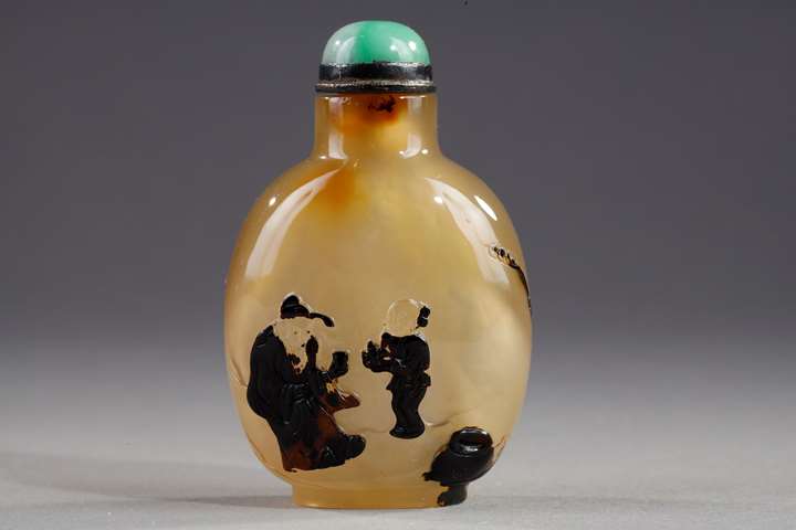 Very finely carved agate snuff bottle